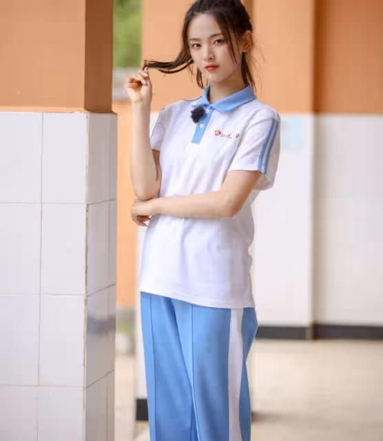 有種「顏值」叫楊超越，穿上校服毫無違和感，校園劇女主沒跑了