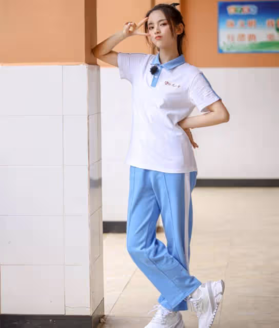 有種「顏值」叫楊超越，穿上校服毫無違和感，校園劇女主沒跑了