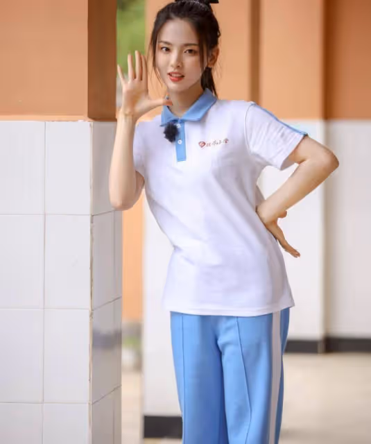 有種「顏值」叫楊超越，穿上校服毫無違和感，校園劇女主沒跑了