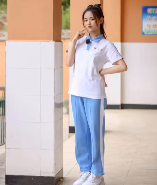 有種「顏值」叫楊超越，穿上校服毫無違和感，校園劇女主沒跑了