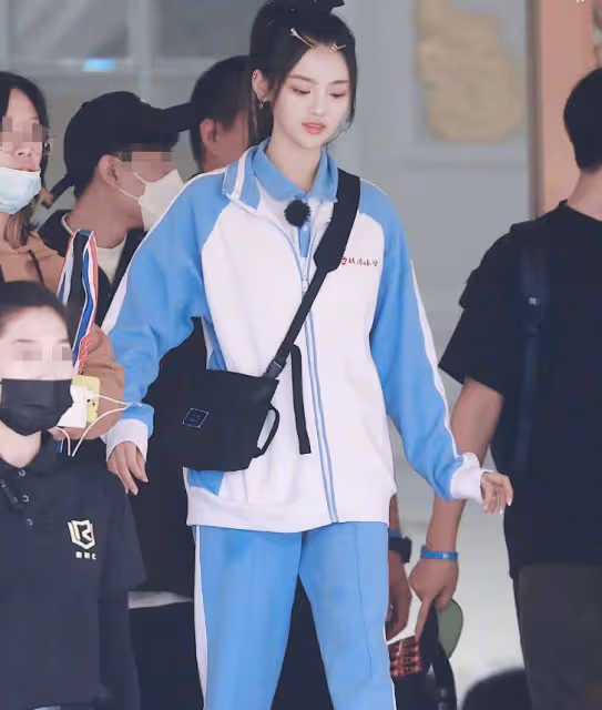 有種「顏值」叫楊超越，穿上校服毫無違和感，校園劇女主沒跑了