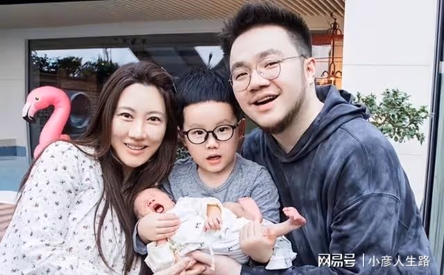 巴圖一家三口赴青島趕海，博谷貼心舉動替老公遮陽，長子神似爸爸