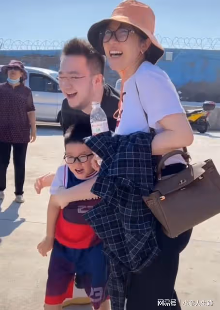 巴圖一家三口赴青島趕海，博谷貼心舉動替老公遮陽，長子神似爸爸