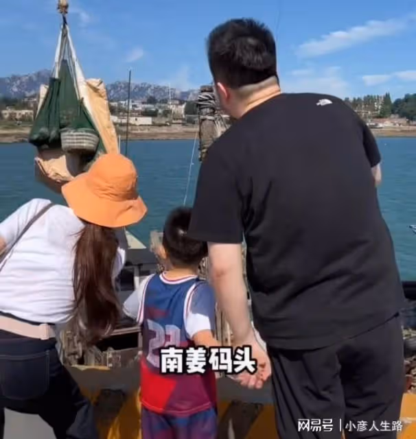 巴圖一家三口赴青島趕海，博谷貼心舉動替老公遮陽，長子神似爸爸
