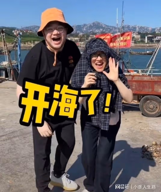 巴圖一家三口赴青島趕海，博谷貼心舉動替老公遮陽，長子神似爸爸