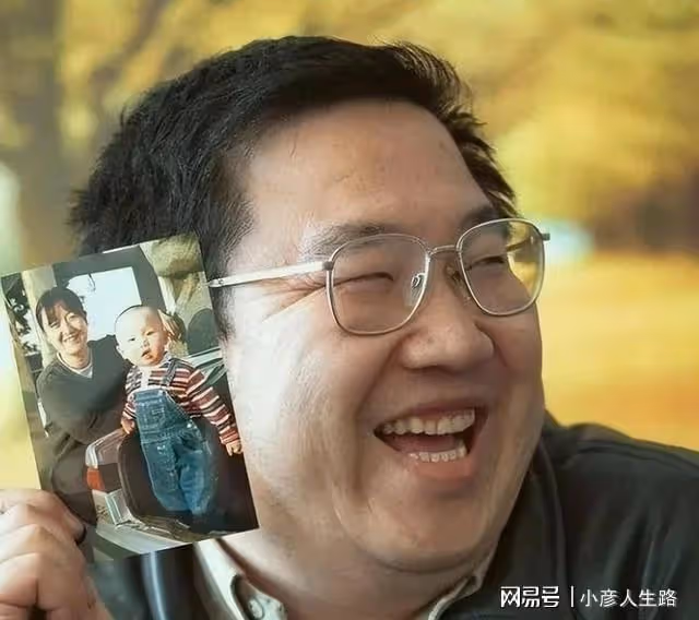 巴圖一家三口赴青島趕海，博谷貼心舉動替老公遮陽，長子神似爸爸