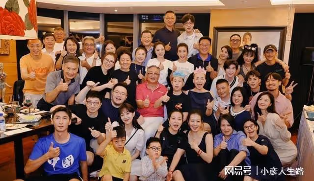 巴圖一家三口赴青島趕海，博谷貼心舉動替老公遮陽，長子神似爸爸