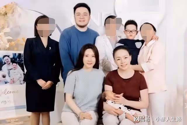 宋丹丹兒子巴圖出遊青島！嬌妻背15萬元包包太搶眼，夫妻感情甜蜜