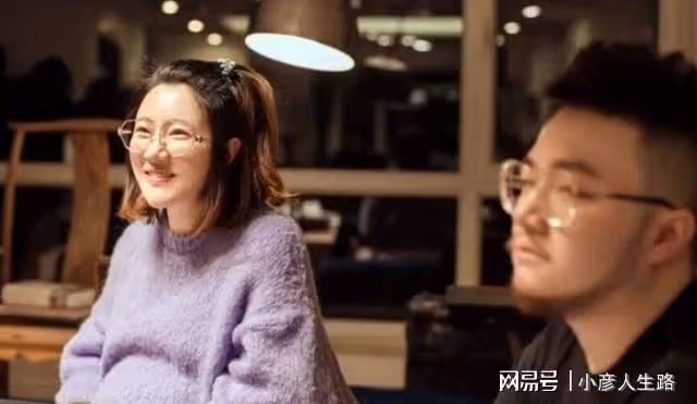 宋丹丹兒子巴圖出遊青島！嬌妻背15萬元包包太搶眼，夫妻感情甜蜜