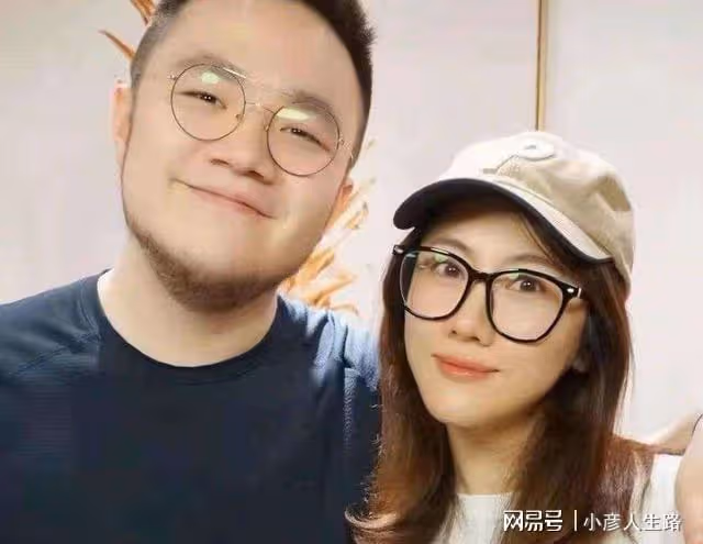 宋丹丹兒子巴圖出遊青島！嬌妻背15萬元包包太搶眼，夫妻感情甜蜜