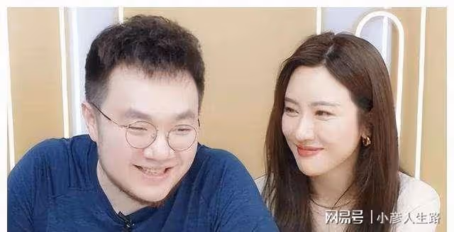 宋丹丹兒子巴圖出遊青島！嬌妻背15萬元包包太搶眼，夫妻感情甜蜜