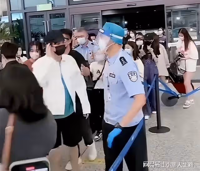 成毅熱心事件加一，扶起摔倒粉絲，作品角色獲得暑期檔熱度冠軍！