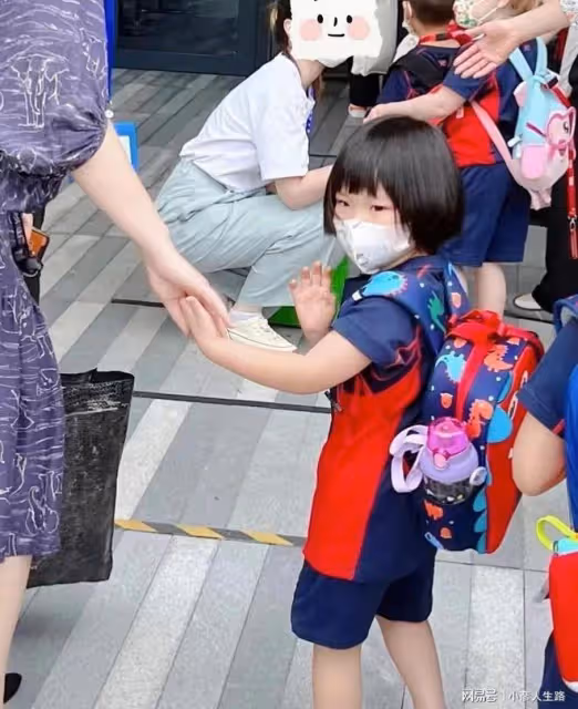 王祖藍送女兒上國際名校,媽媽站欄杆外偷看,全家已定居上海