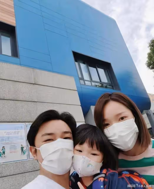 王祖藍送女兒上國際名校,媽媽站欄杆外偷看,全家已定居上海