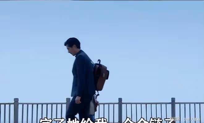 沒事業靠女友養了兩年,分手後對方送他金鍊子,出門就給當了換錢
