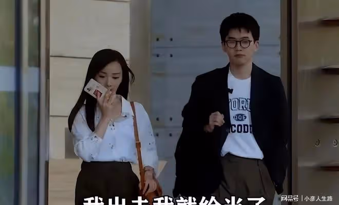 沒事業靠女友養了兩年,分手後對方送他金鍊子,出門就給當了換錢
