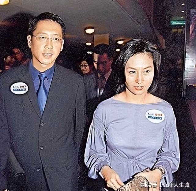 顏值和家世都屬頂尖,何超瓊的外貌卻輸給了李嘉欣,兩人曾拍合照