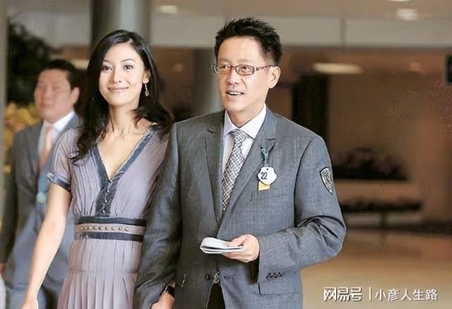 顏值和家世都屬頂尖,何超瓊的外貌卻輸給了李嘉欣,兩人曾拍合照