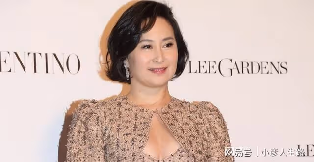 顏值和家世都屬頂尖,何超瓊的外貌卻輸給了李嘉欣,兩人曾拍合照