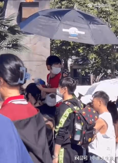 離婚以後,黃曉明帶兒子出遊,小海綿可愛無比!