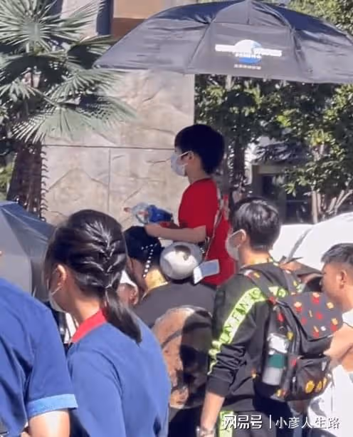 離婚以後,黃曉明帶兒子出遊,小海綿可愛無比!