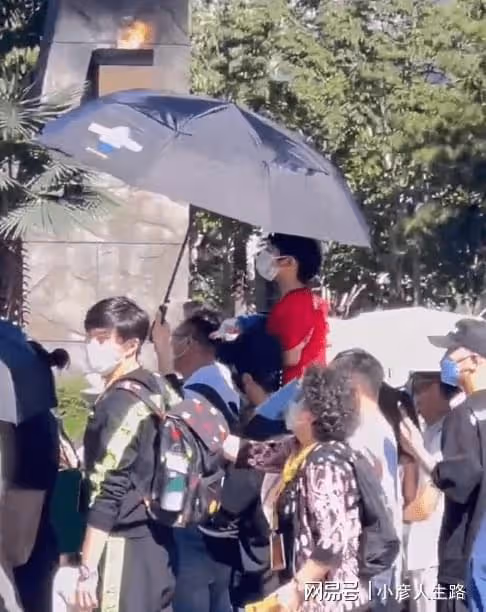 離婚以後,黃曉明帶兒子出遊,小海綿可愛無比!