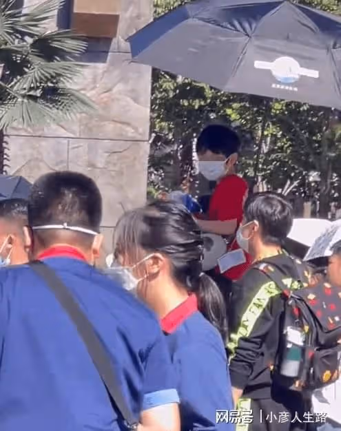 離婚以後,黃曉明帶兒子出遊,小海綿可愛無比!