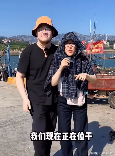 宋丹丹兒媳背15萬元包出遊,正處哺乳期臉色憔悴,夫妻倆打情罵俏