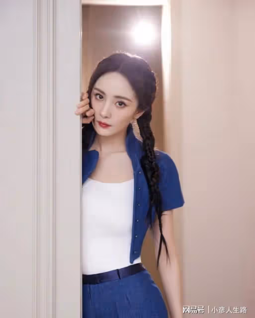 桃花朵朵開,楊冪跟爾東升深夜聚餐,網友熱議不斷!