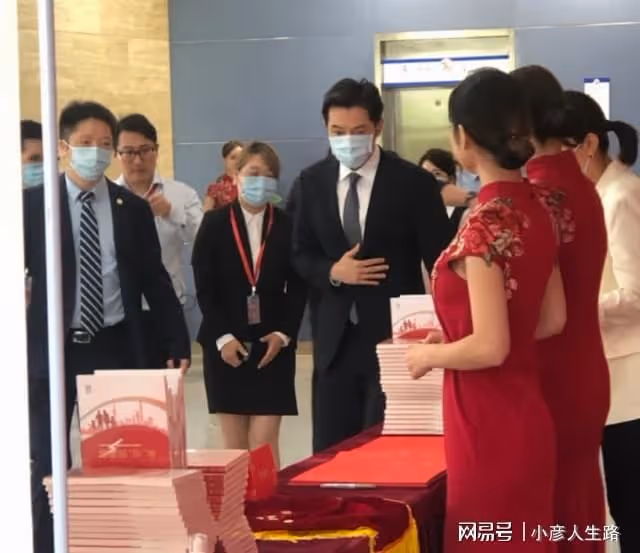 胡歌新身份曝光,分享母親抗癌29年經歷,他的婚姻是母親的心病