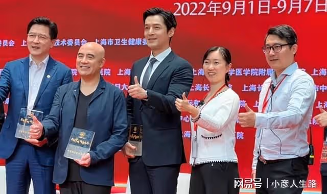 胡歌新身份曝光,分享母親抗癌29年經歷,他的婚姻是母親的心病