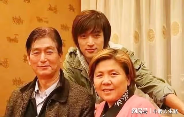 胡歌新身份曝光,分享母親抗癌29年經歷,他的婚姻是母親的心病