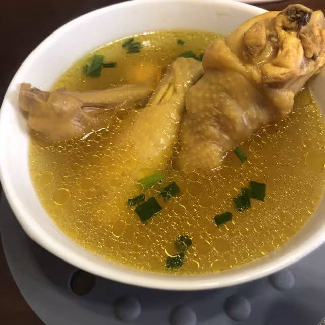 琺琅鍋：黃油油的老母雞湯