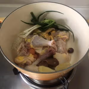 琺琅鍋：黃油油的老母雞湯