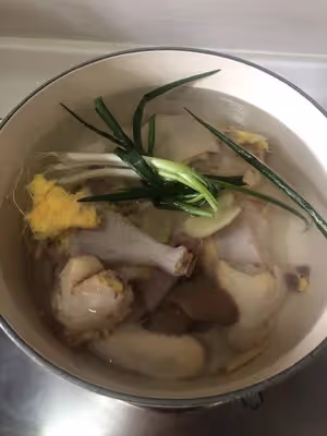 琺琅鍋：黃油油的老母雞湯