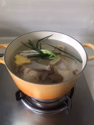 琺琅鍋：黃油油的老母雞湯
