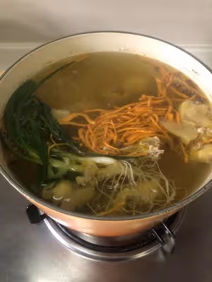 琺琅鍋：黃油油的老母雞湯