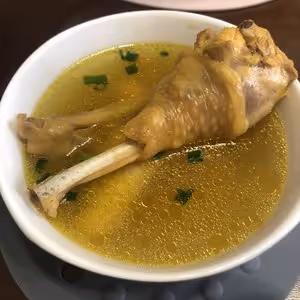 琺琅鍋：黃油油的老母雞湯