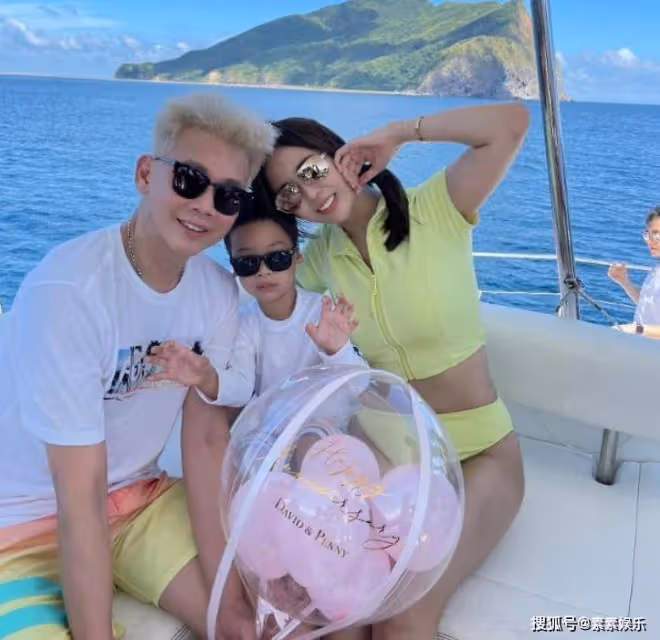 陶喆開豪華遊艇出海遊玩，53歲染金髮很時尚，妻子江佩蓉秀美腿