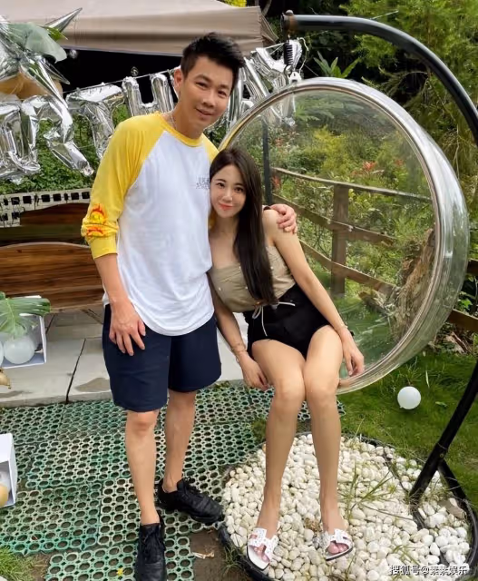 陶喆開豪華遊艇出海遊玩，53歲染金髮很時尚，妻子江佩蓉秀美腿