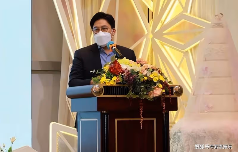 郭晶晶再獲好評，霍啟剛事業進入正軌，感謝老婆做堅實的後盾