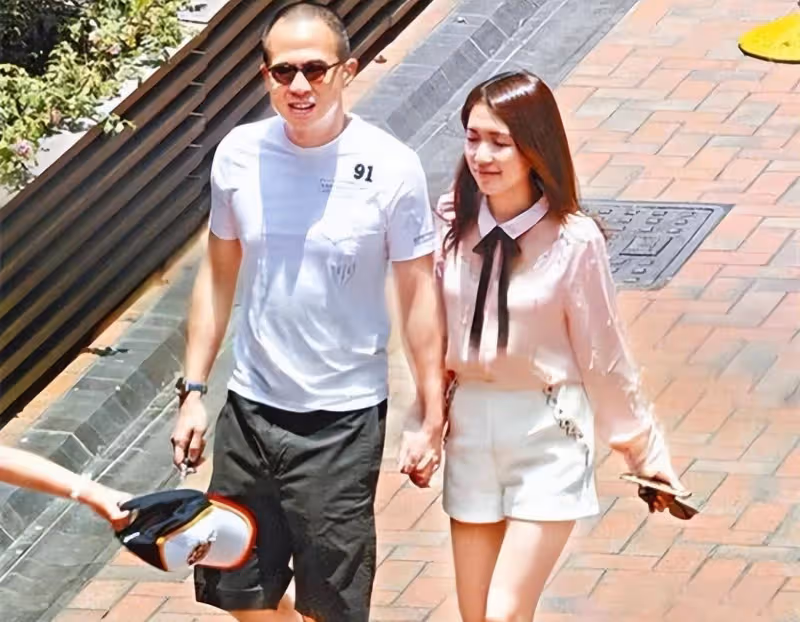 與李澤楷傳分手後罕見露面,她穿舊衣做化妝模特