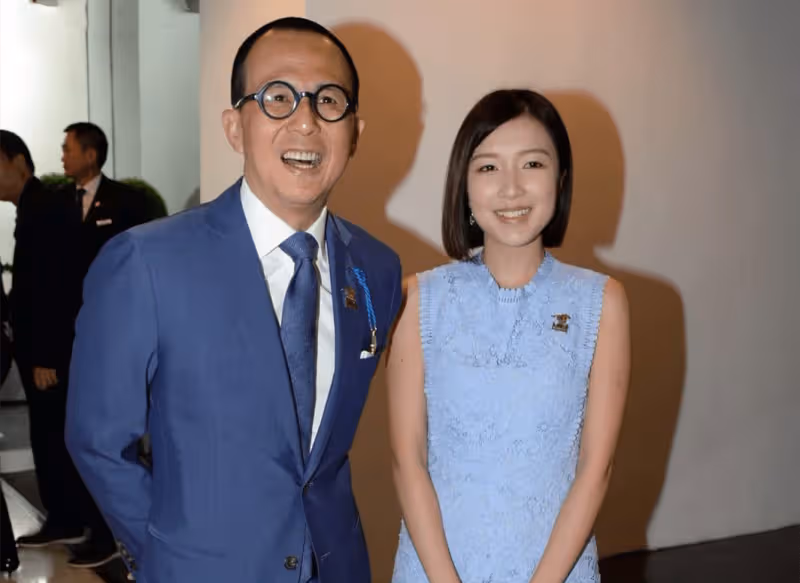 與李澤楷傳分手後罕見露面,她穿舊衣做化妝模特
