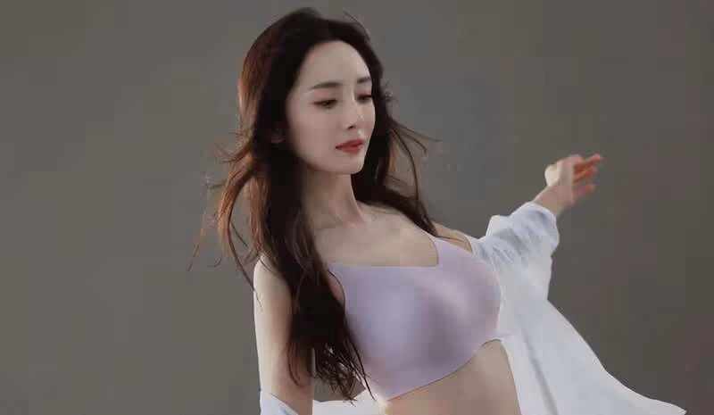 楊冪穿內衣拍性感大片,腹肌凸出身材傲人