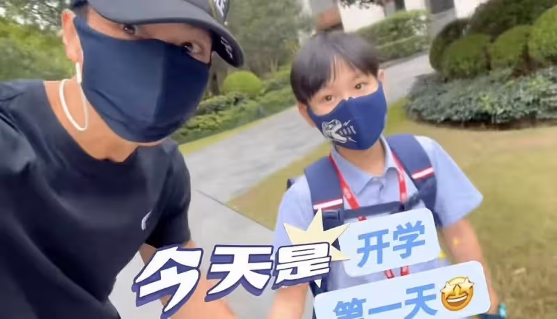 吳尊親送孩子搭校車　兒女就讀上海名校「1年學費曝光」