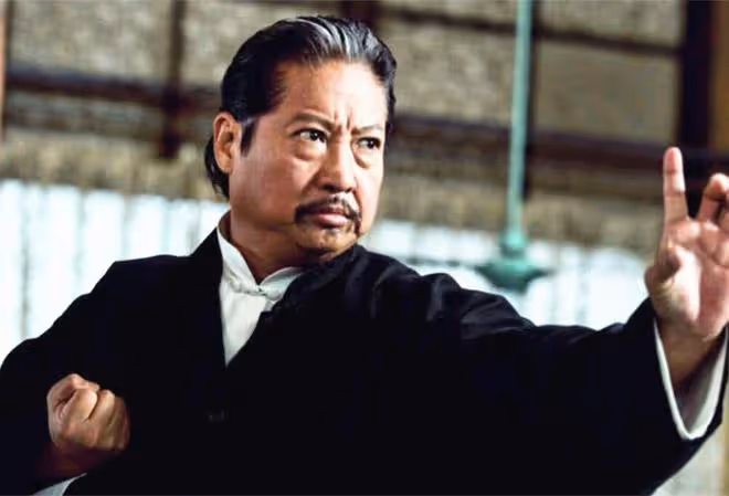 洪金寶與成龍前保鏢聚會!被尊稱「大哥大」,63歲盧惠光頭髮花白