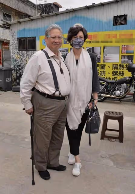 洪金寶與成龍前保鏢聚會!被尊稱「大哥大」,63歲盧惠光頭髮花白