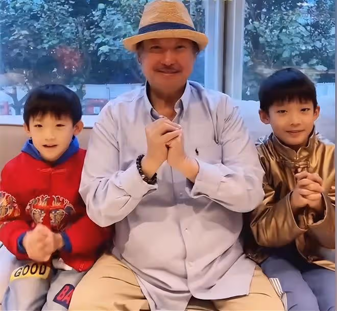 洪金寶與成龍前保鏢聚會!被尊稱「大哥大」,63歲盧惠光頭髮花白