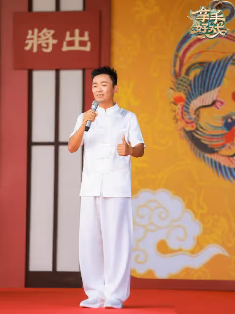 王寶強登央視表演武術，一身白衣挺拔帥氣，抬腿劈叉現場掌聲雷動