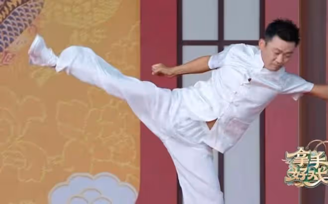 王寶強登央視表演武術，一身白衣挺拔帥氣，抬腿劈叉現場掌聲雷動
